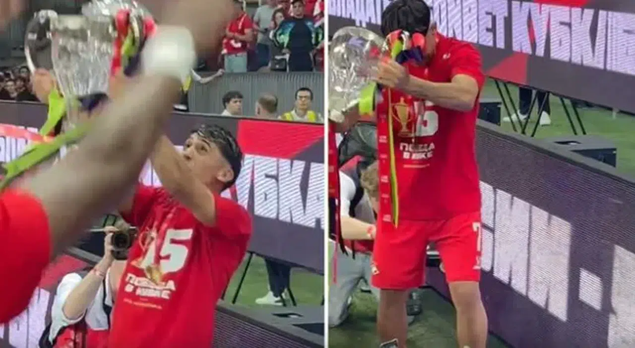 Şampiyonluk kupasını parçaladı! Kutlamalarda yaşanan olay gündem oldu