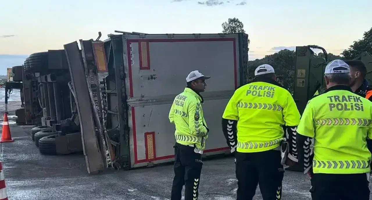 TEM Otoyolu’nda TIR kazası: Kaldırma çalışmaları esnasında araç yan yattı