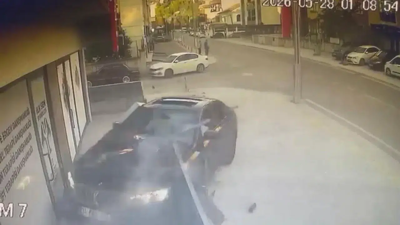 İzmit'te kontrolden çıkan otomobil danışmanlık merkezine daldı