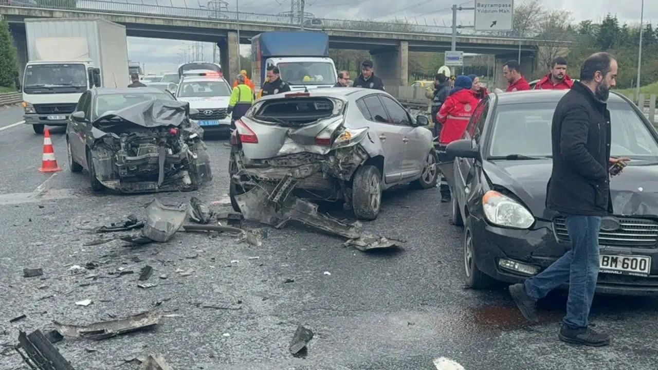 Esenler’de zincirleme trafik kazası 5 araç birbirine girdi 1 kişi hayatını kaybetti