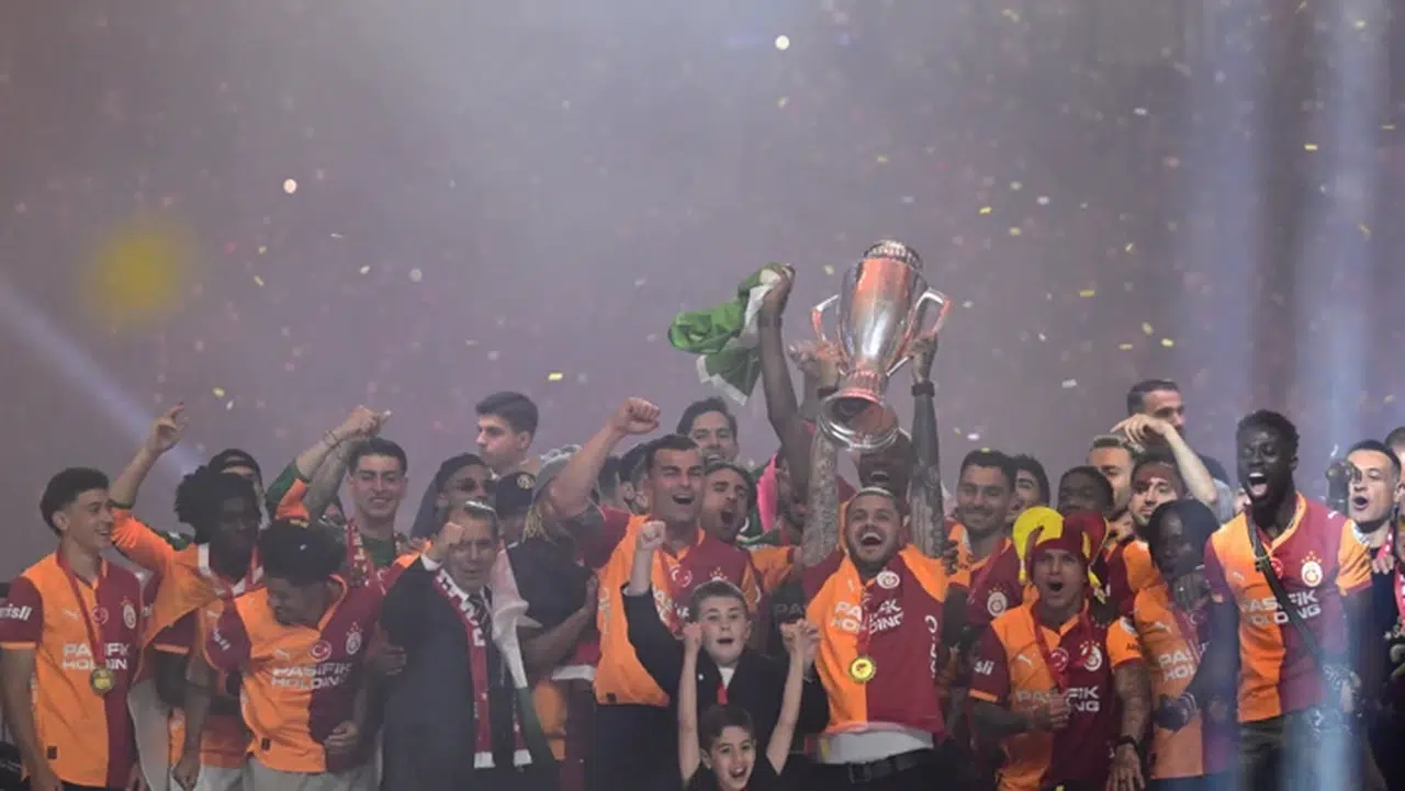 Galatasaray RAMS Park’ta şampiyonluk kupasını kaldırdı