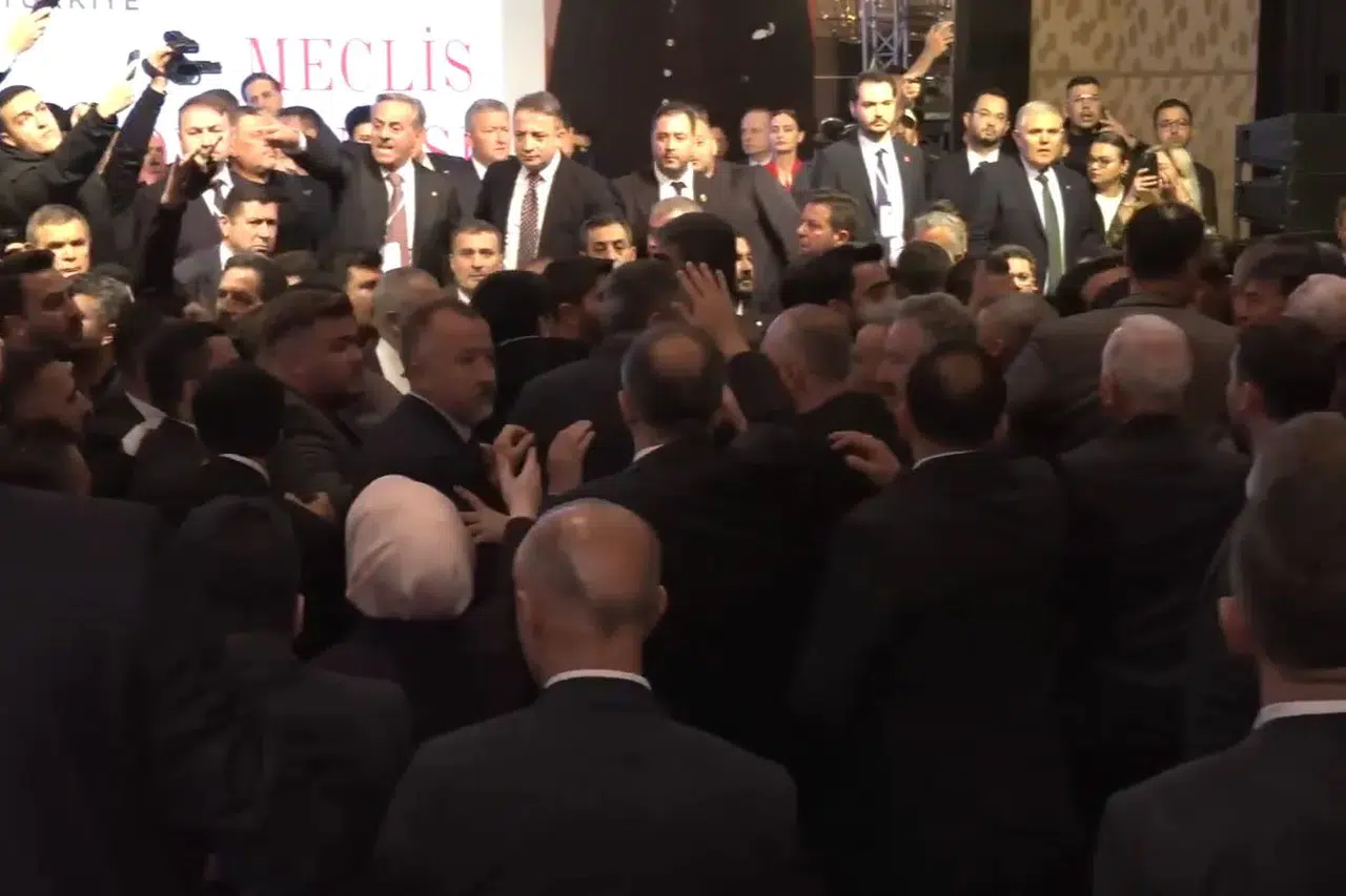 Salonda gerginlik: Türkiye Belediyeler Birliği seçiminde kavga çıktı