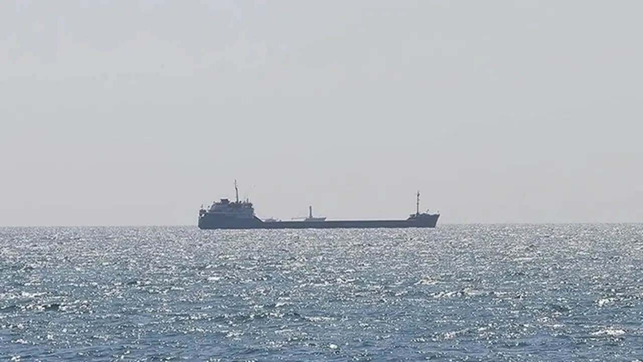 Ege Denizi’nde 8 Türk mürettebatın bulunduğu kargo gemisi battı