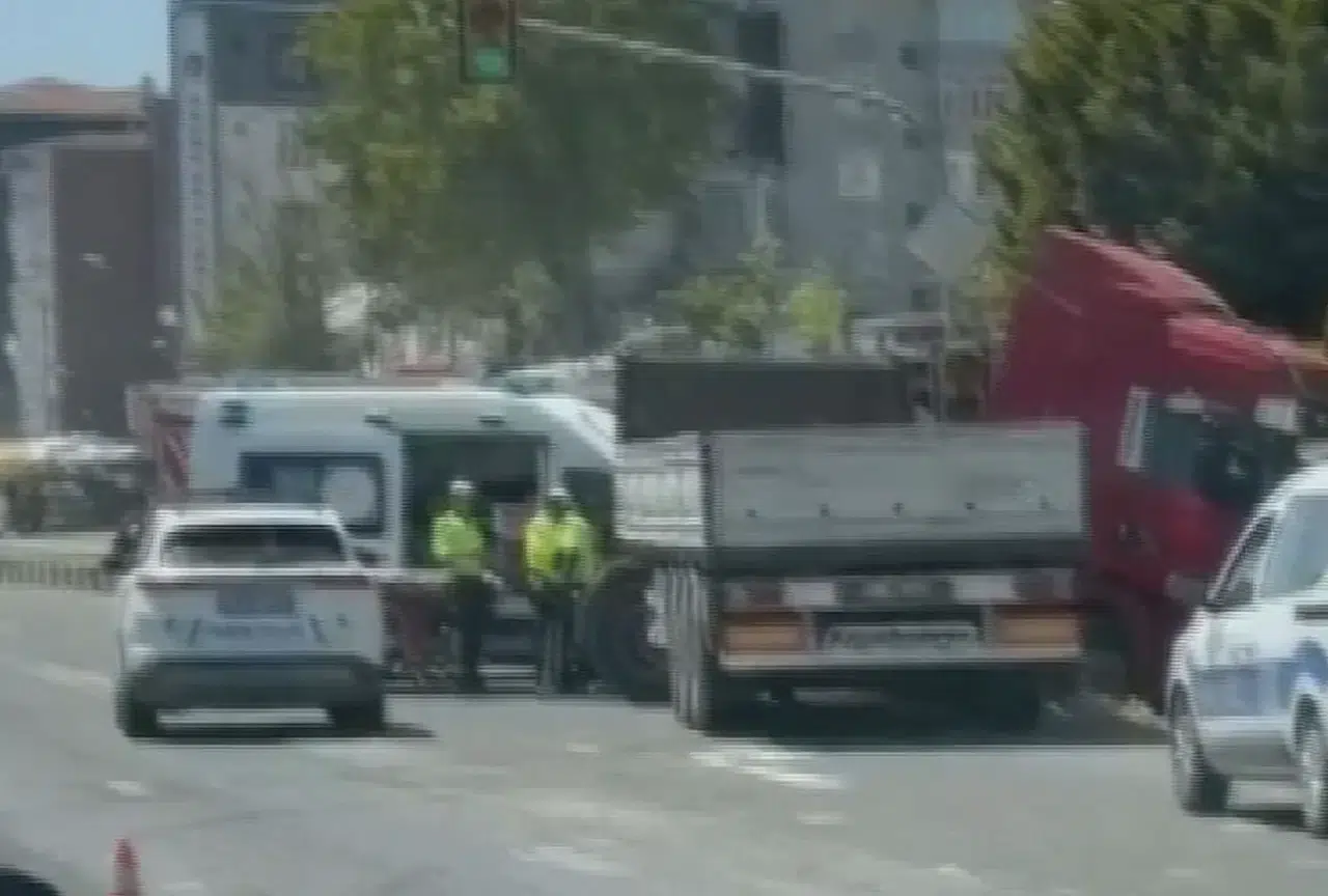 Silivri'de kontrolden çıkan TIR bariyerlere saplandı: Sürücü hayatını kaybetti