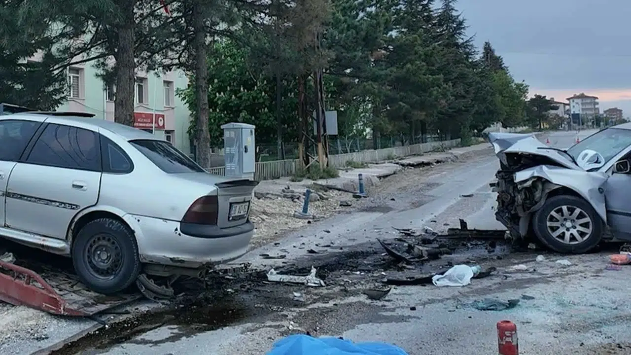 Niğde’de iki otomobil çarpıştı: Ölü ve yaralılar var
