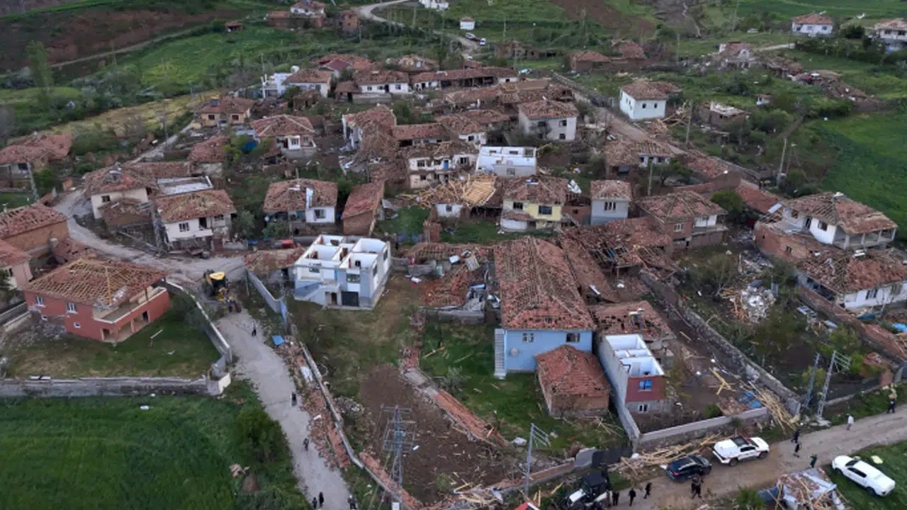 Çorum’da hortum felaketi: Evler zarar gördü, 5 kişi yaralandı