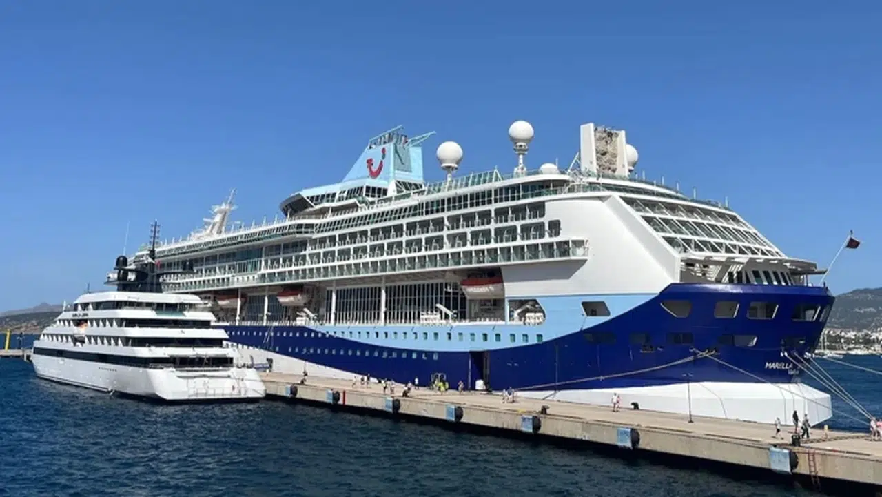 Bodrum’a denizden turist akını: Malta bayraklı 2 kruvaziyer demirledi