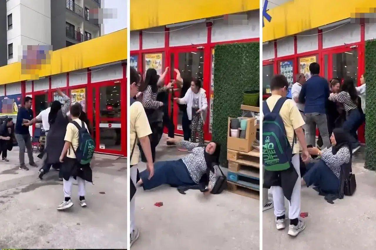 Zincir markette kavga anları kamerada: Poşet tartışması yumruklu saldırıya dönüştü