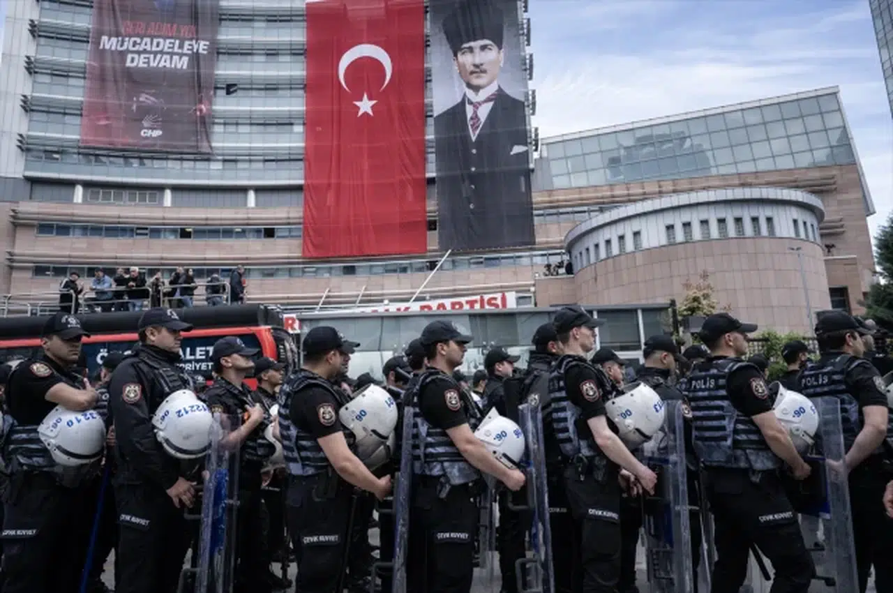 Özgür Özel tahliye tebligatını yırttı: “Bunun için yıktılar baba ocağını”