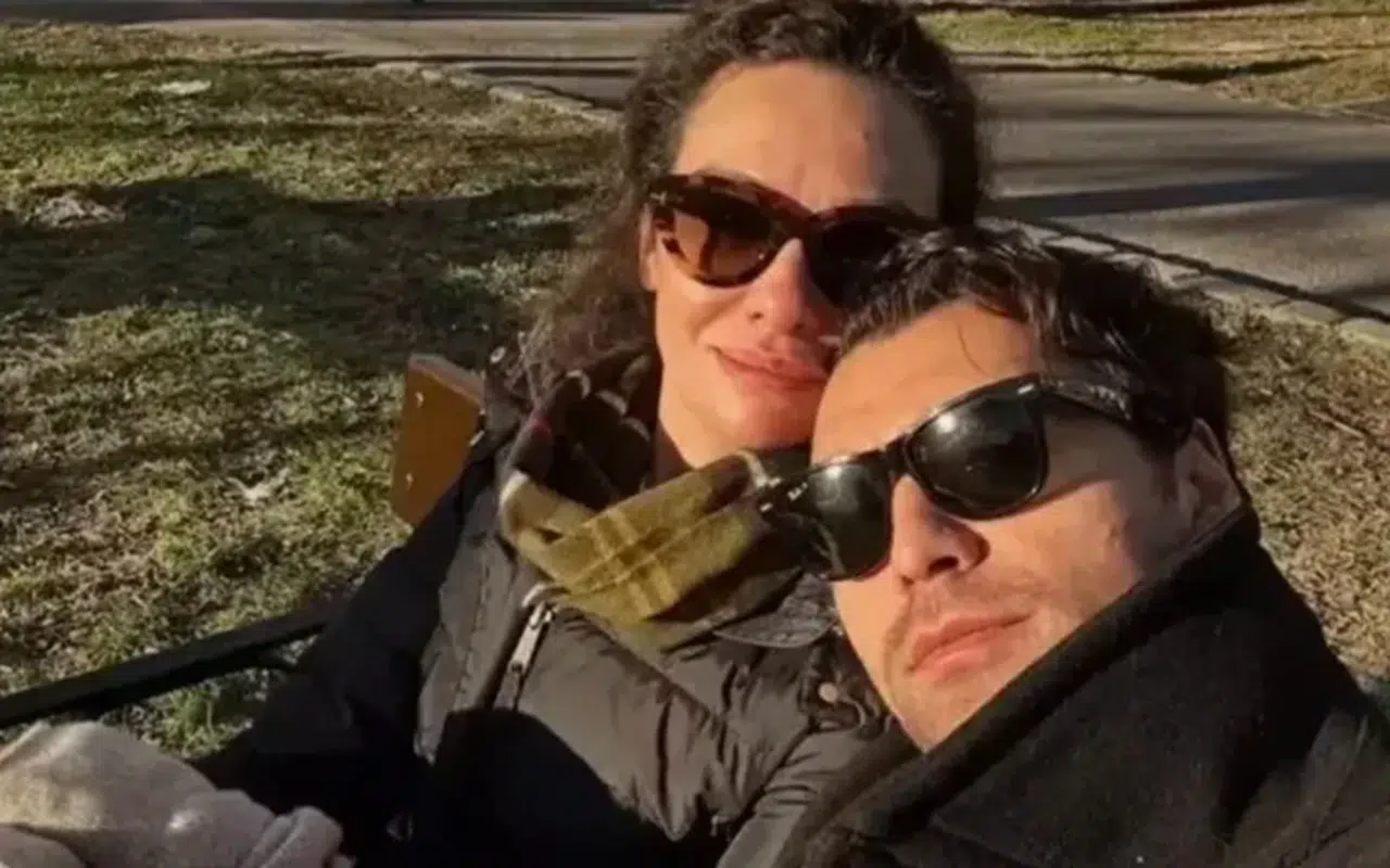 Birce Akalay ile Hakan Kurtaş davette aşk dolu pozlar verdi