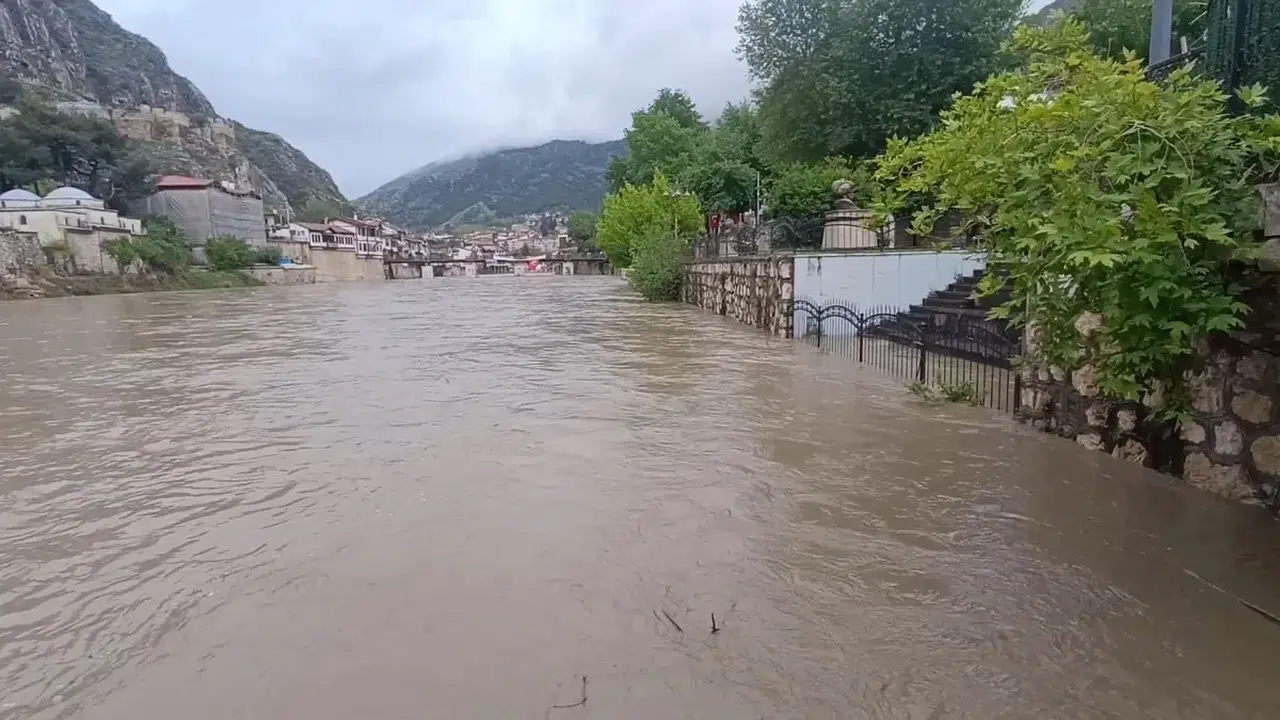 Amasya’da taşkın uyarısı: 5 bin 850 dekar tarım alanı zarar gördü