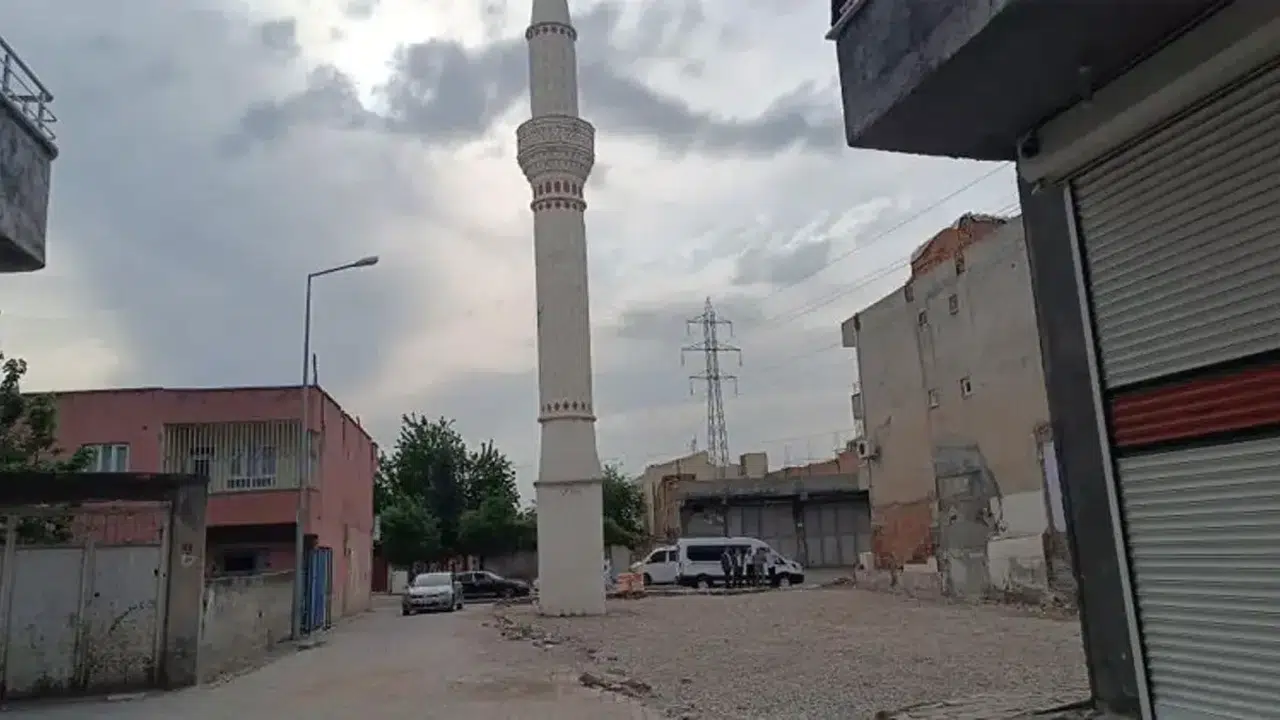 Batman’da 50 yıllık cami yıkıldı, camiden geriye minare kaldı