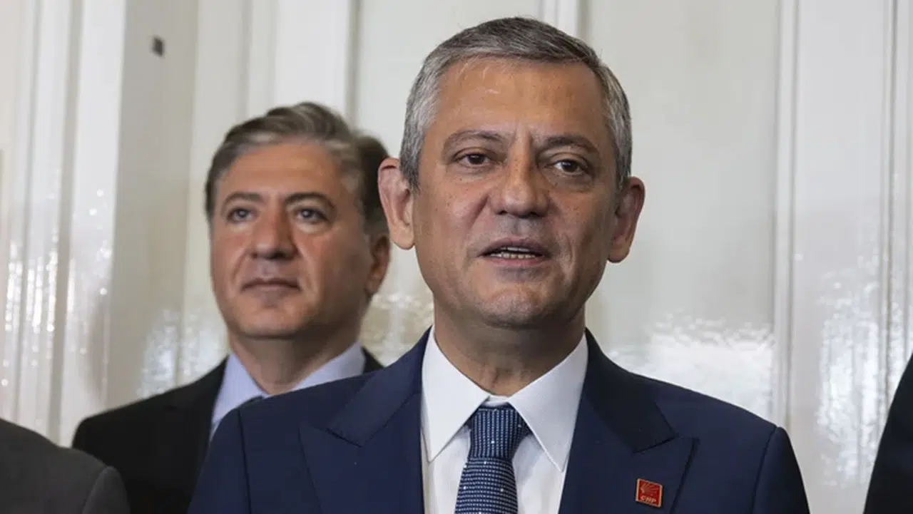 Özgür Özel genel başkanlık mührünü teslim ederken birlik mesajı verdi