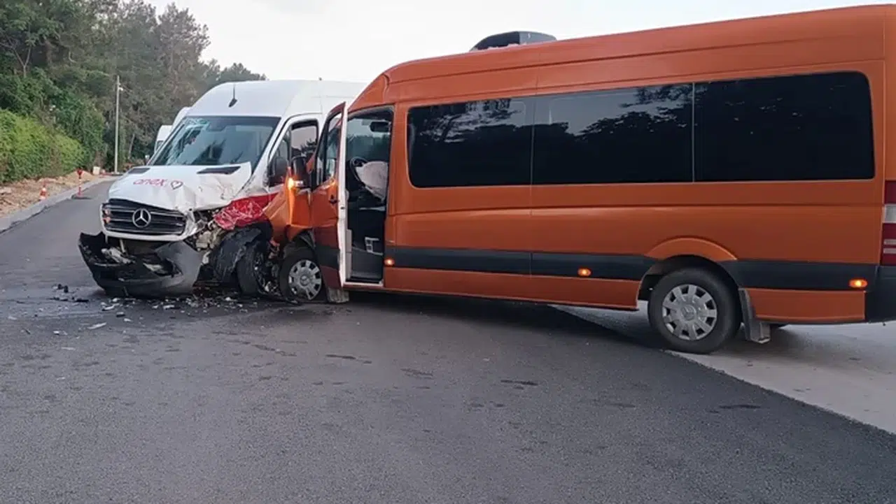 Antalya’da iki tur minibüsü çarpıştı: Çok sayıda yaralı var