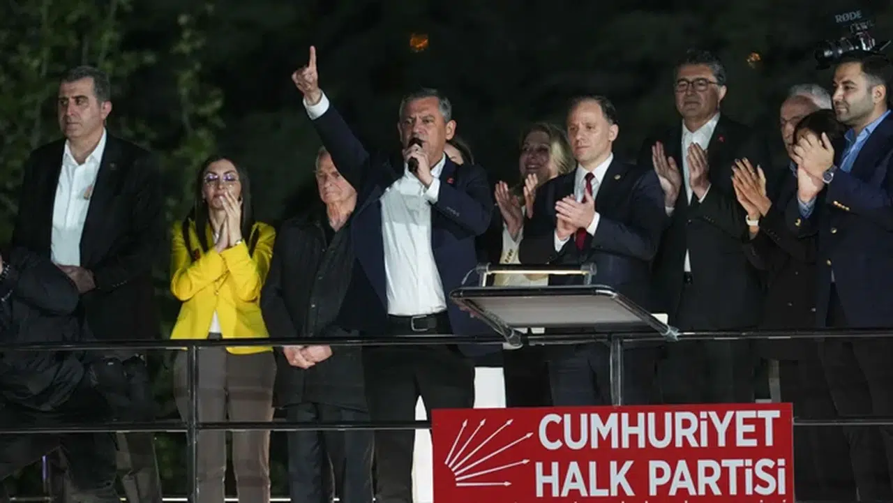 Özgür Özel CHP Genel Merkezi önünde toplananlara seslendi: Gerekirse hayatı durduracağız