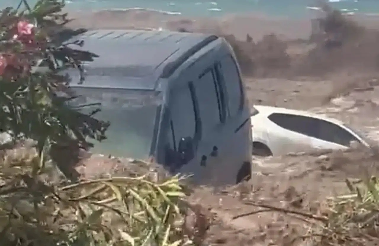 Doğu Akdeniz'de kuvvetli yağış: Caddeleri su bastı