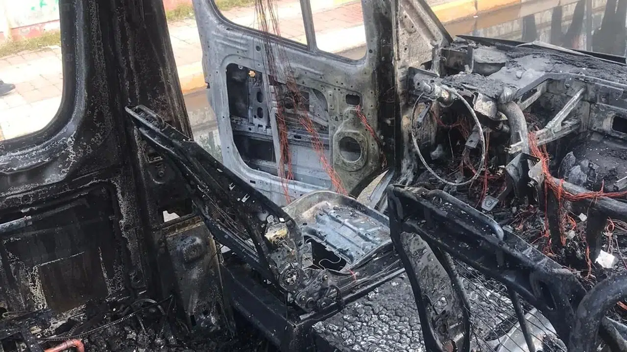 Diyarbakır’da korkutan yangın: Seyir halindeki öğrenci servisi alev aldı