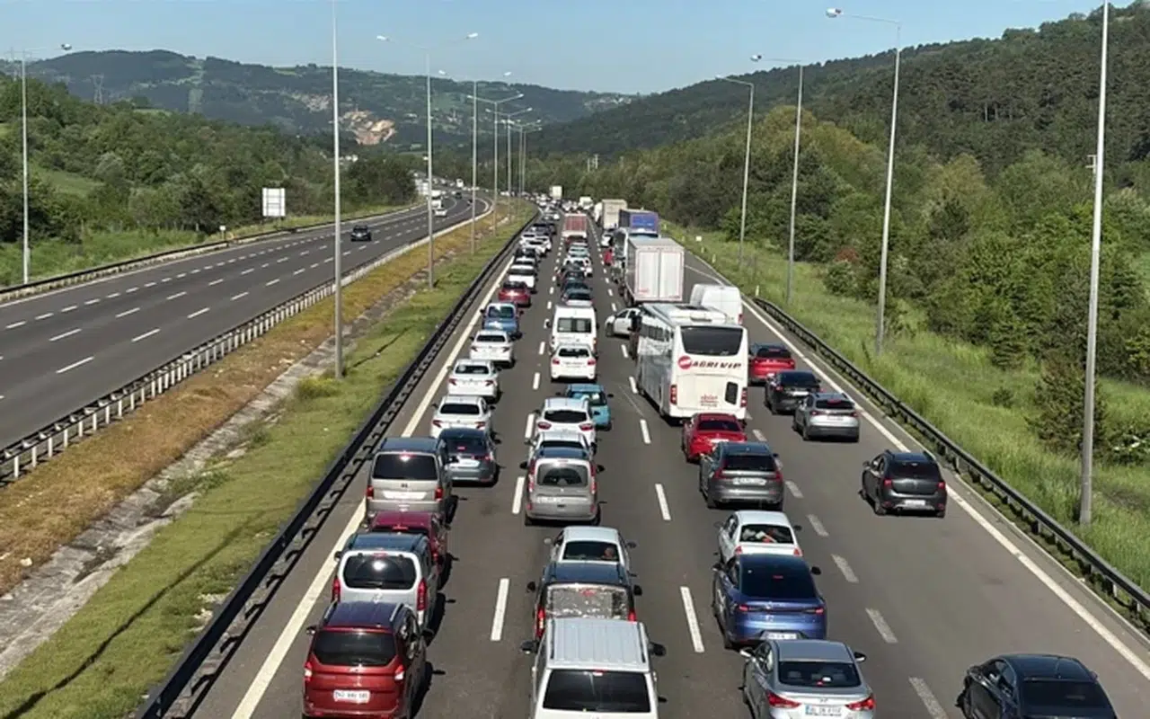 Dönüş çilesi başladı! Trafik milim milim ilerliyor...