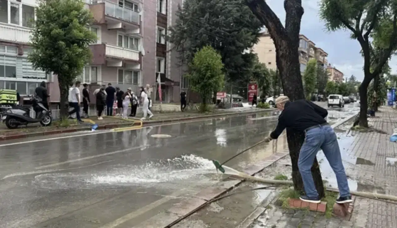 Tatil planları yarıda kalacak! Meteoroloji 76 kente alarm verdi!
