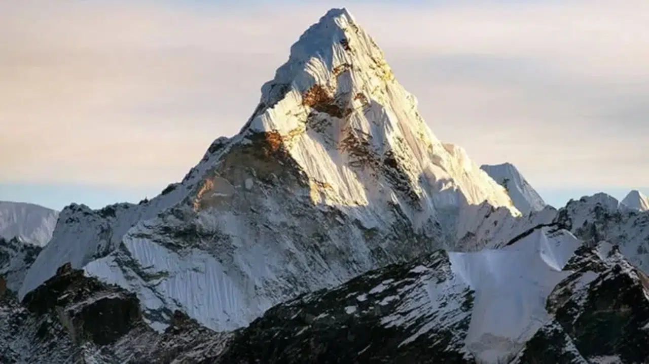 Everest’in tahtı sarsıldı: En büyük dağ o değil