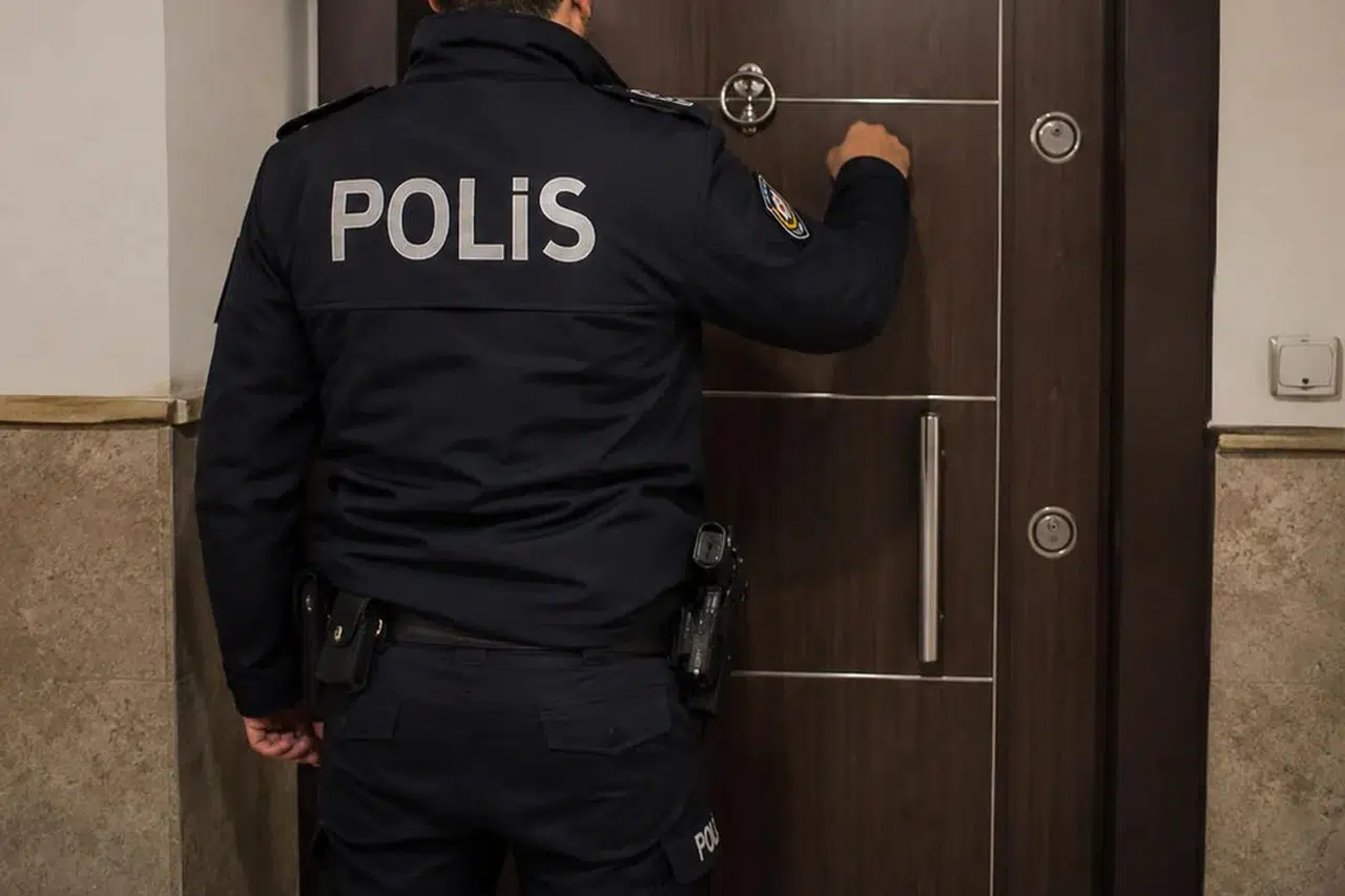 Baskına gittiği evde genç kadına cinsel saldırı suçlaması: Polis memuruna hapis cezası