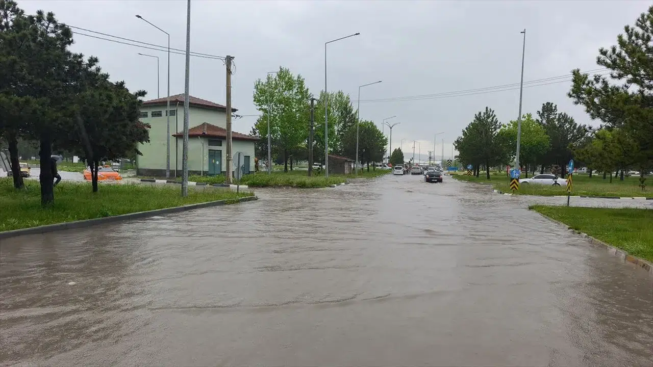 Kütahya’da dolu ve sağanak yolları göle çevirdi