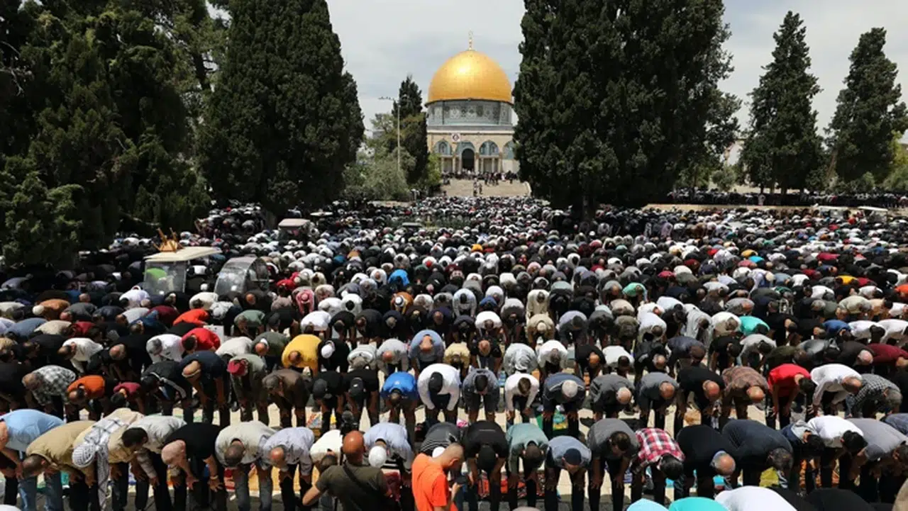 Mescid-i Aksa’da bayram namazı İsrail kısıtlamaları altında kılındı