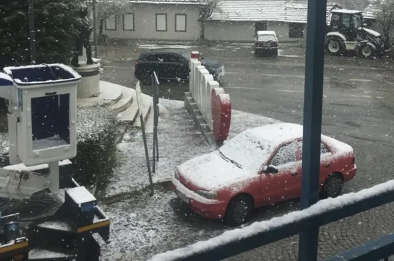 İzmir’de kar sürprizi: Yüksek kesimler beyaza büründü