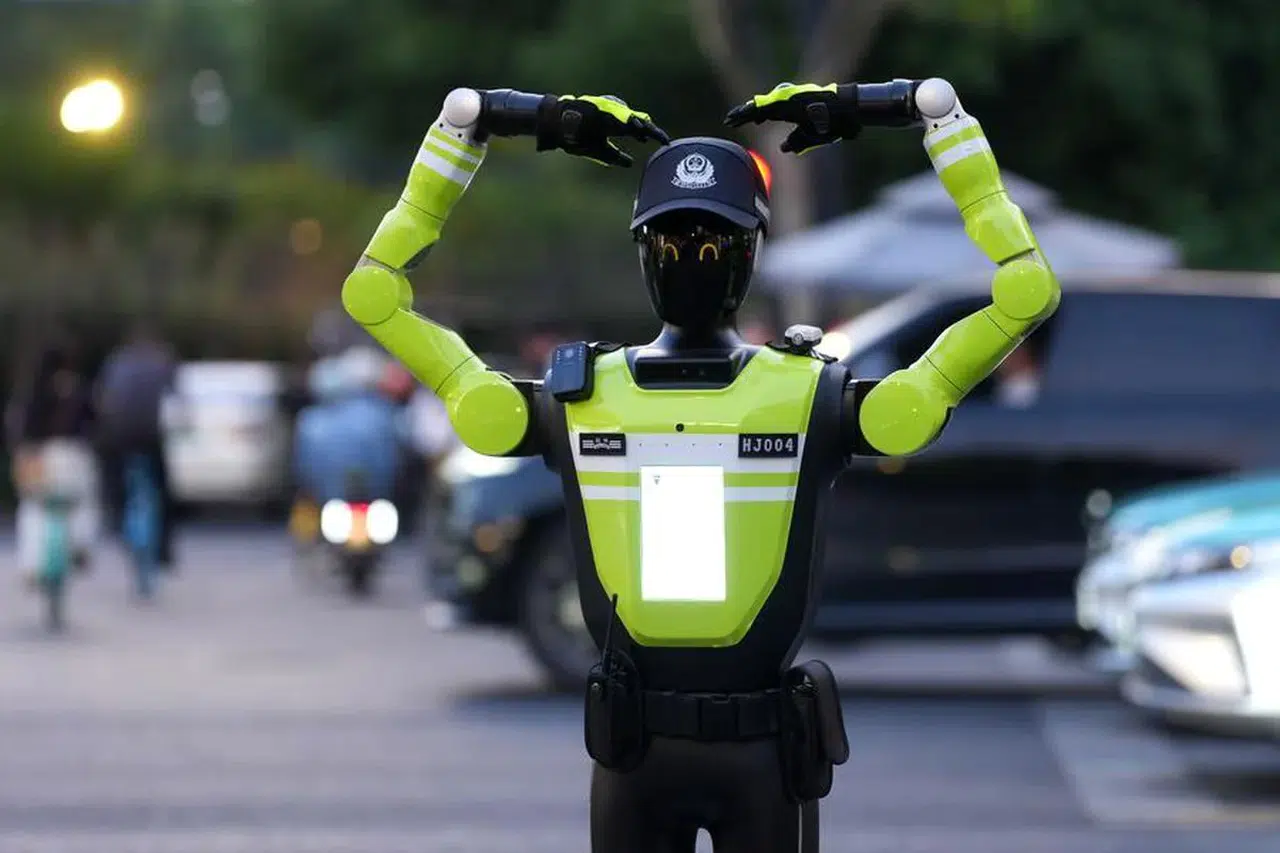 Çin'de yeni dönem: 15 robot trafik akışını düzenliyor