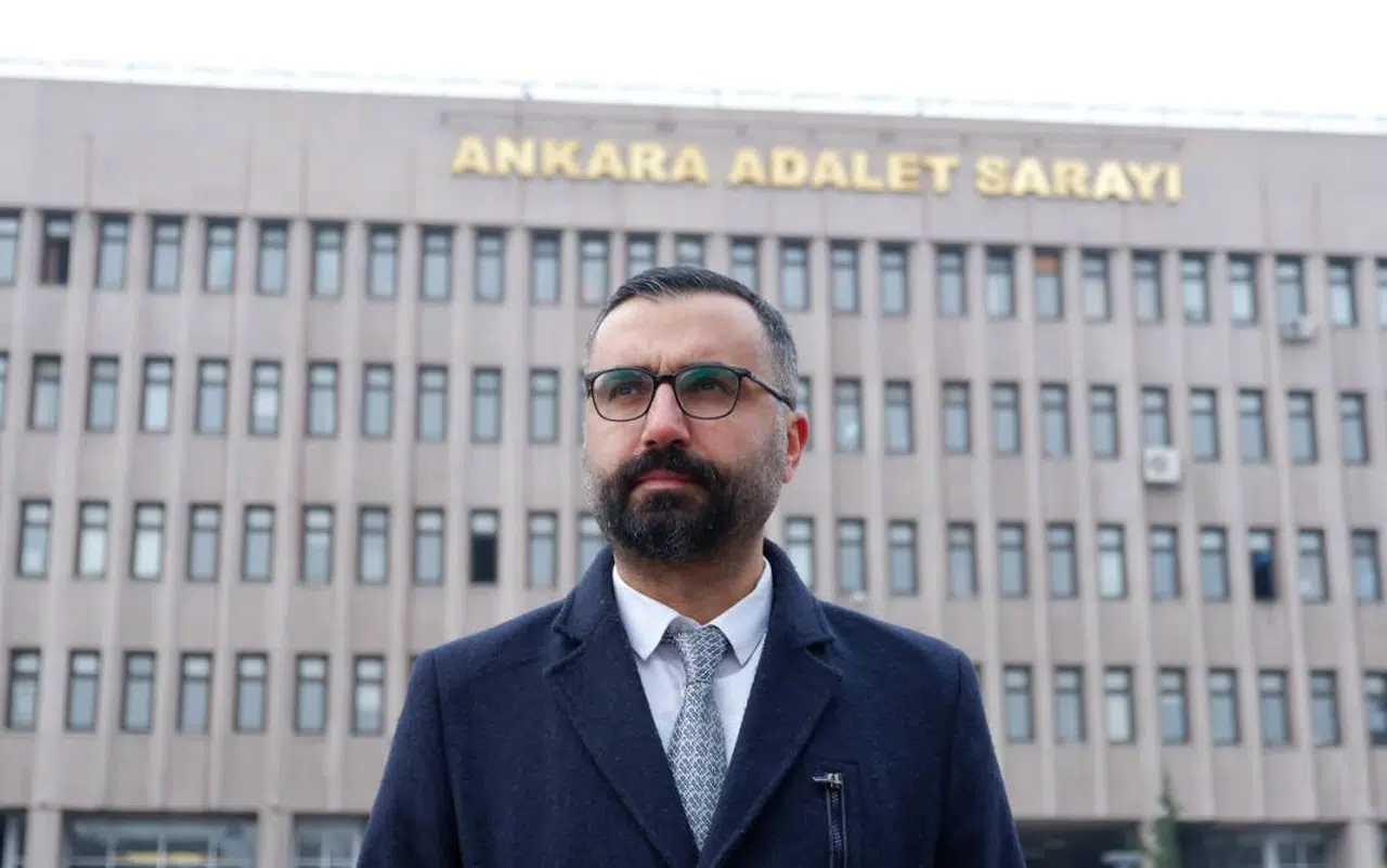 Gazeteci Alican Uludağ tahliye edildi: “Yaşasın gazetecilik”