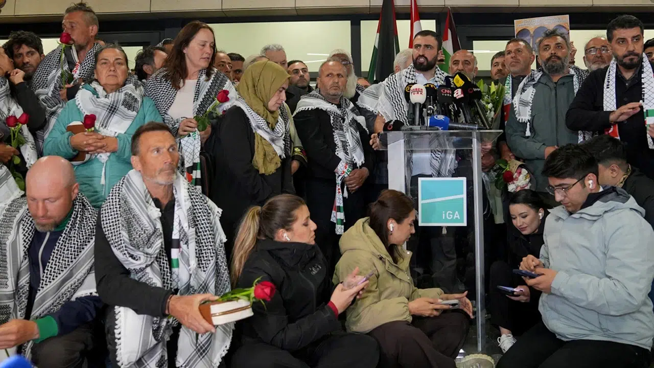 Sumud Filosu aktivistleri İstanbul Havalimanı’nda törenle karşılandı