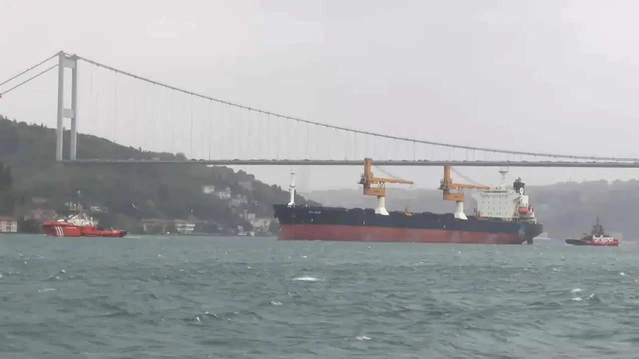 İstanbul Boğazı’nda gemi arızası: Trafik çift yönlü askıya alındı