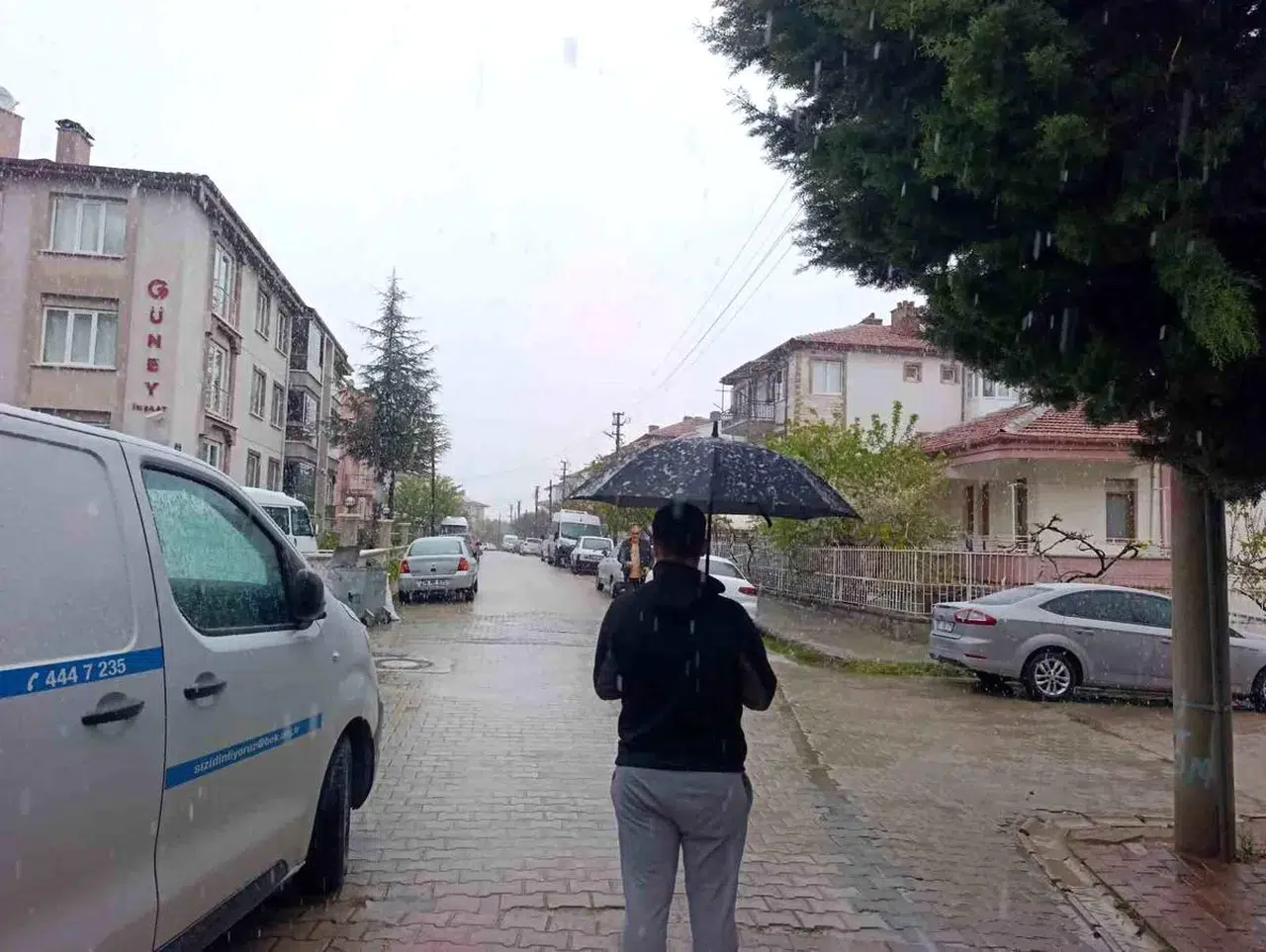 Afyonkarahisar’da kar sürprizi: Yüksek kesimler beyaza büründü
