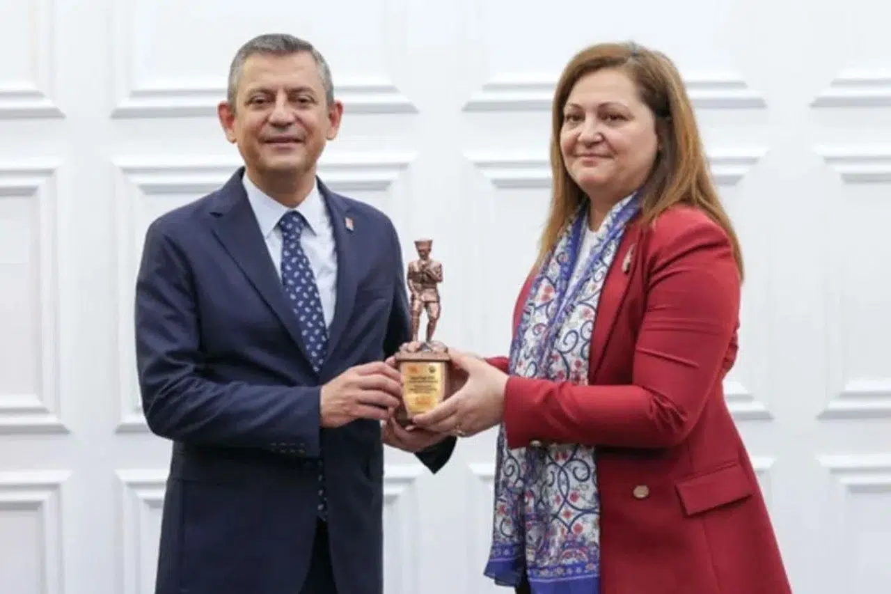 AK Parti'ye geçen Burcu Köksal'dan CHP lideri Özgür Özel'e olay sözler