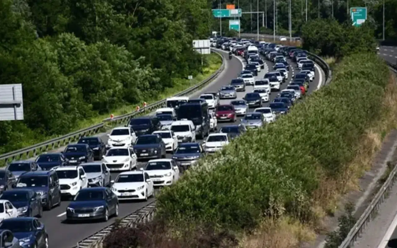 Bayram dönüşü yollar kilitlendi: Kilometrelerce araç kuyruğu oluştu