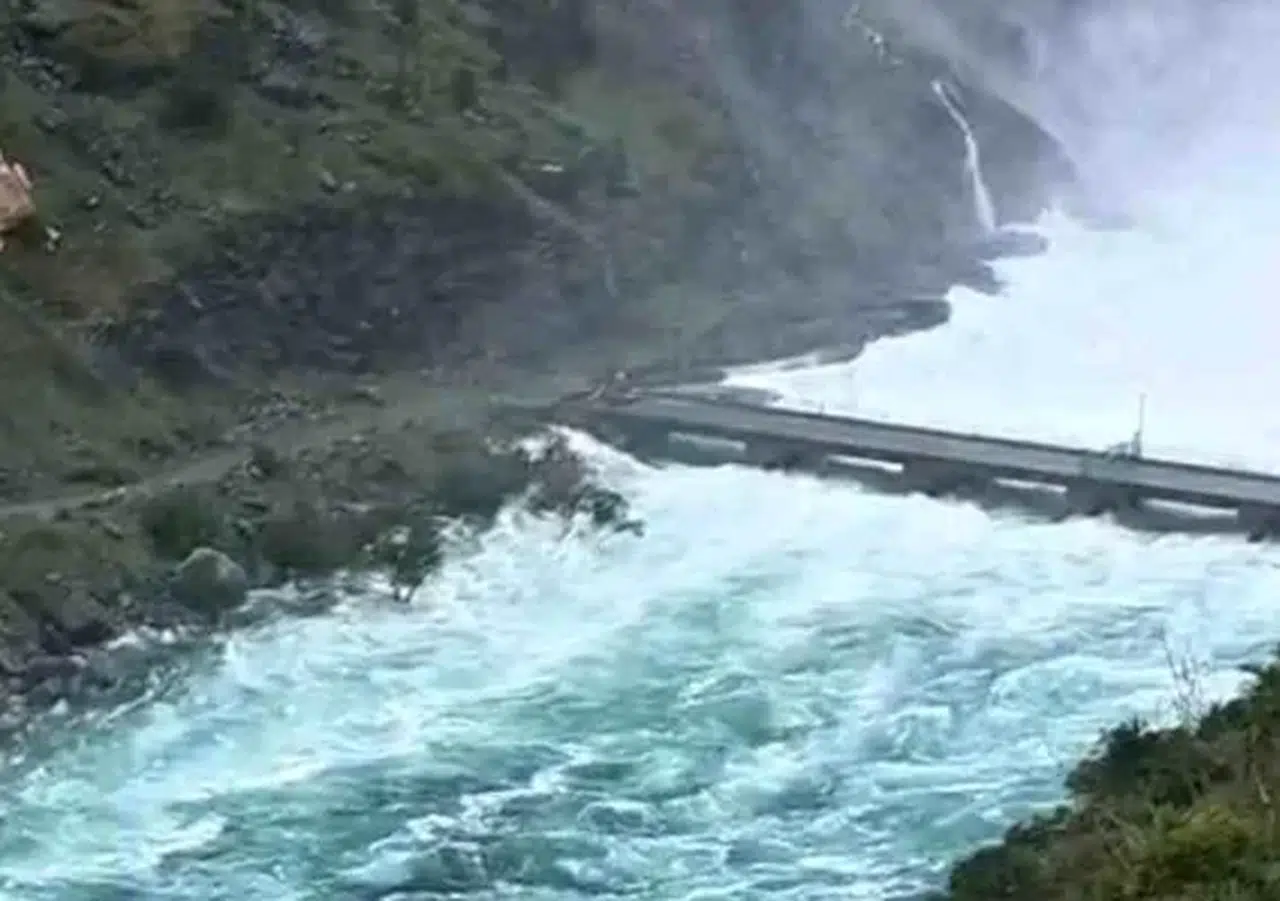 Karakaya Barajı’ndaki su tahliyesi köprüye zarar verdi, yol ulaşıma kapatıldı