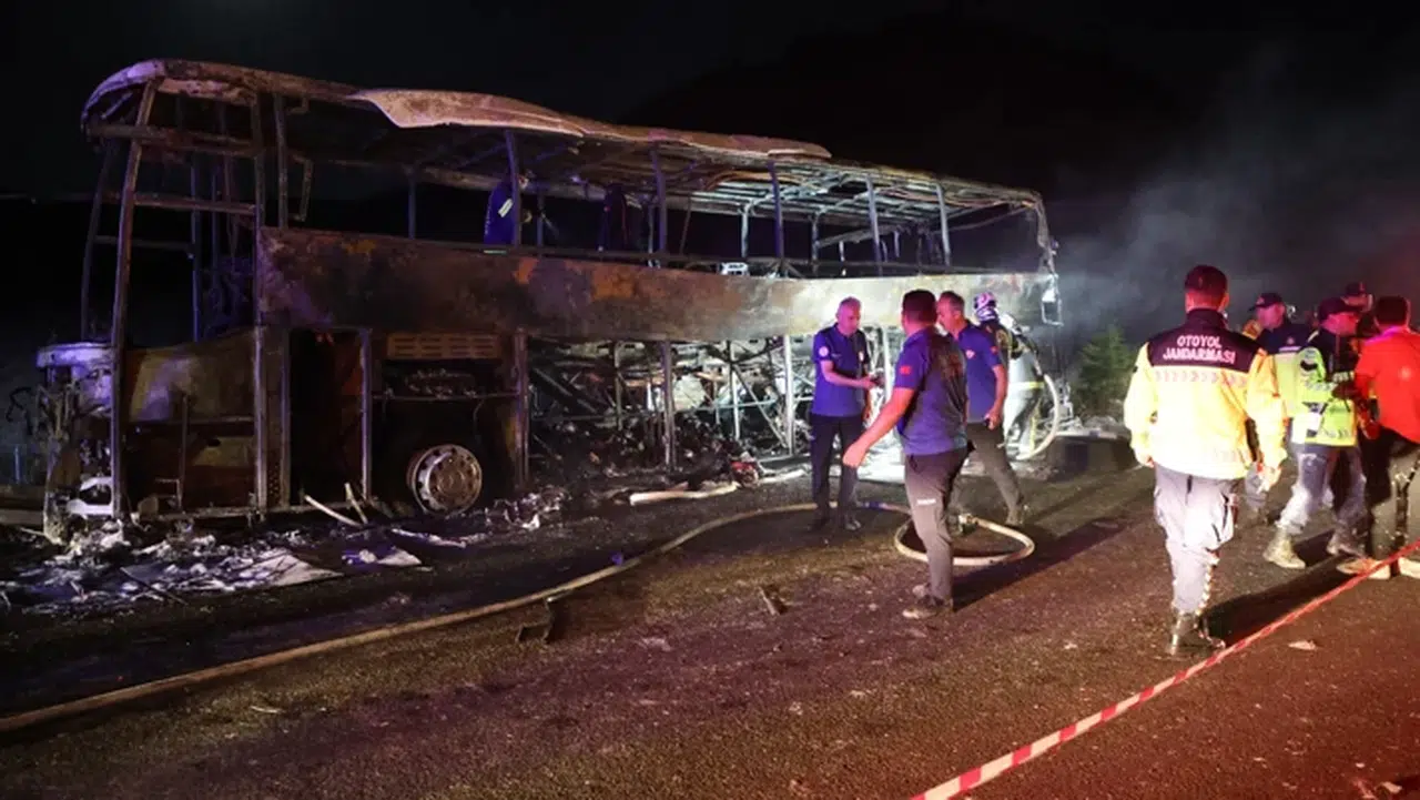Denizli’de facia: Yolcu otobüsü bariyerlere çarpıp alev aldı, 7 kişi hayatını kaybetti