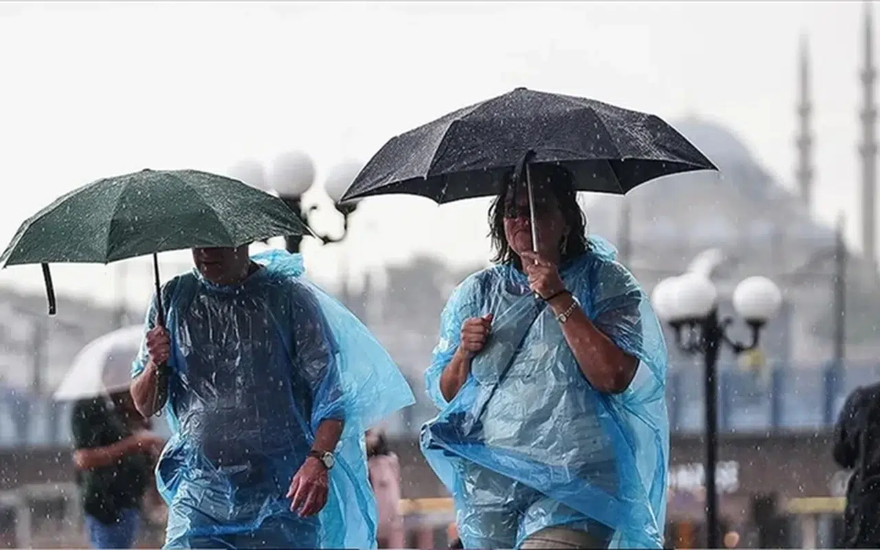 AKOM’dan İstanbul’a uyarı: Gökyüzü griye bürünecek, sağanak günlerce sürecek