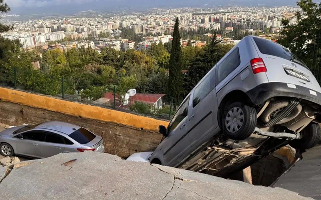 Hatay’da yol ve köprü çöktü, acı haber geldi