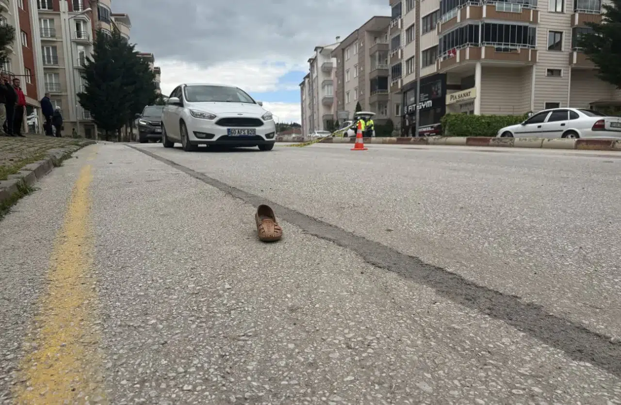 Yolun karşısına geçerken otomobil çarptı: Sürücü alkollü çıktı