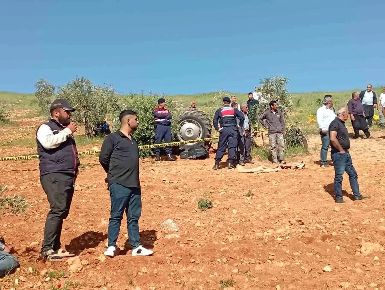 Devrilen traktörün altında kalan çiftçi hayatını kaybetti