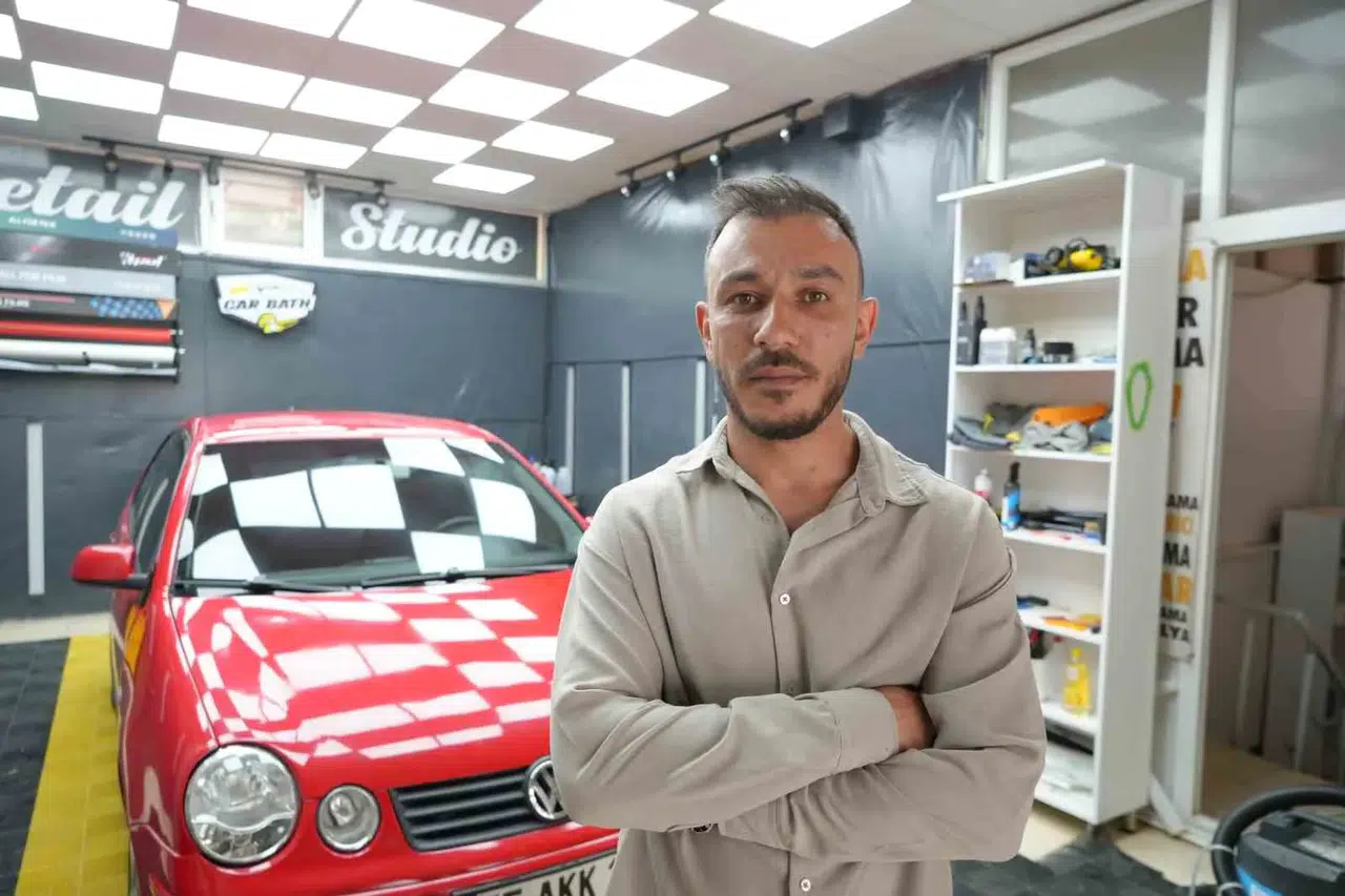 Sel mağduru sürücülere ücretsiz araç temizliği yaptı