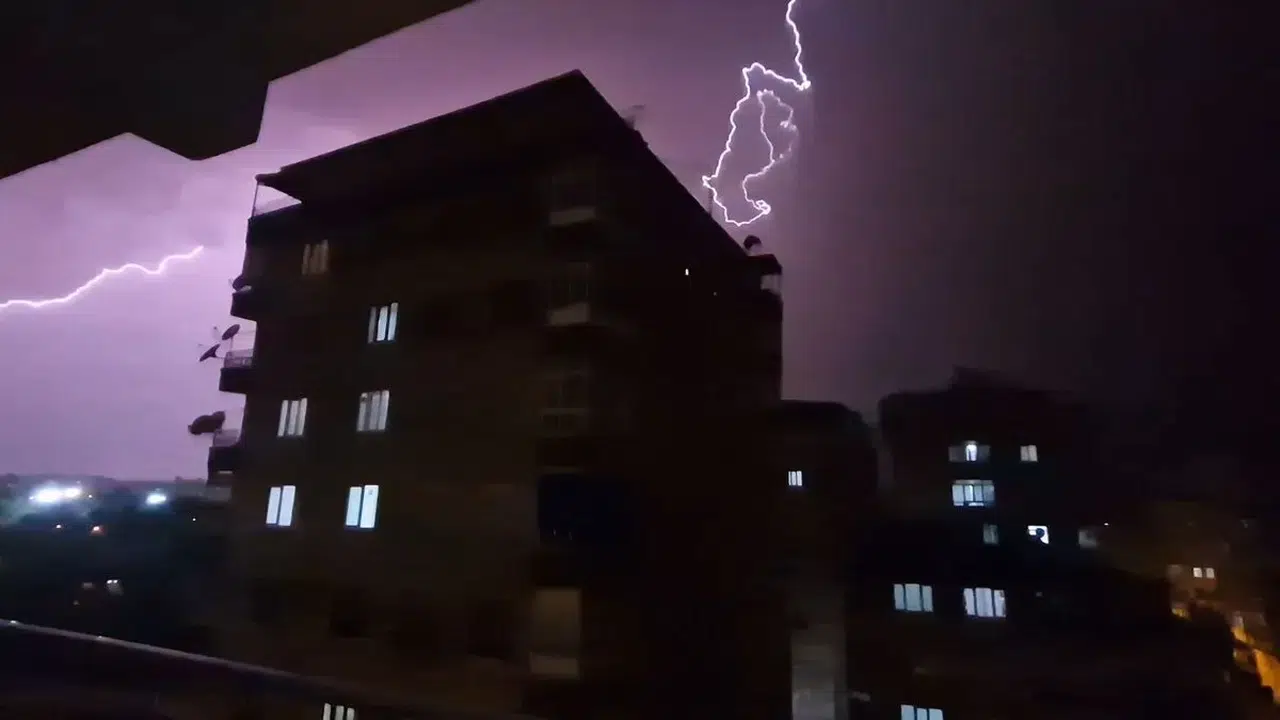 Diyarbakır ve Batman’da sağanak alt geçitleri su bastı
