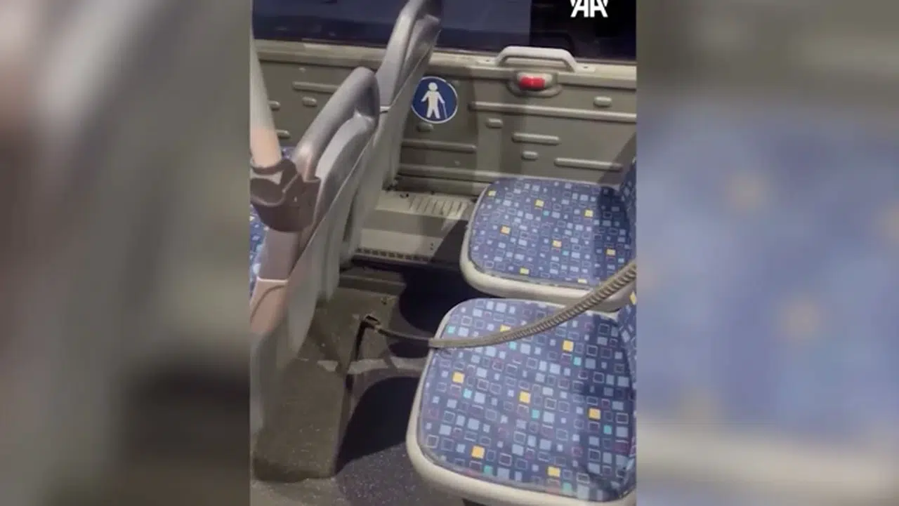 Yol kenarındaki demir parçası İETT otobüsüne saplandı: 1 kadın yaralandı