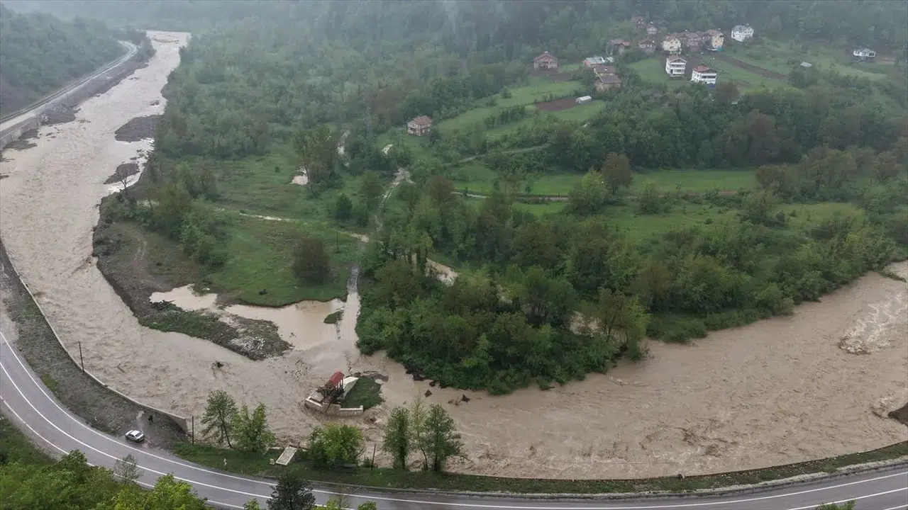 Kastamonu’da sağanak yağış tarihi ahşap köprüyü yıktı