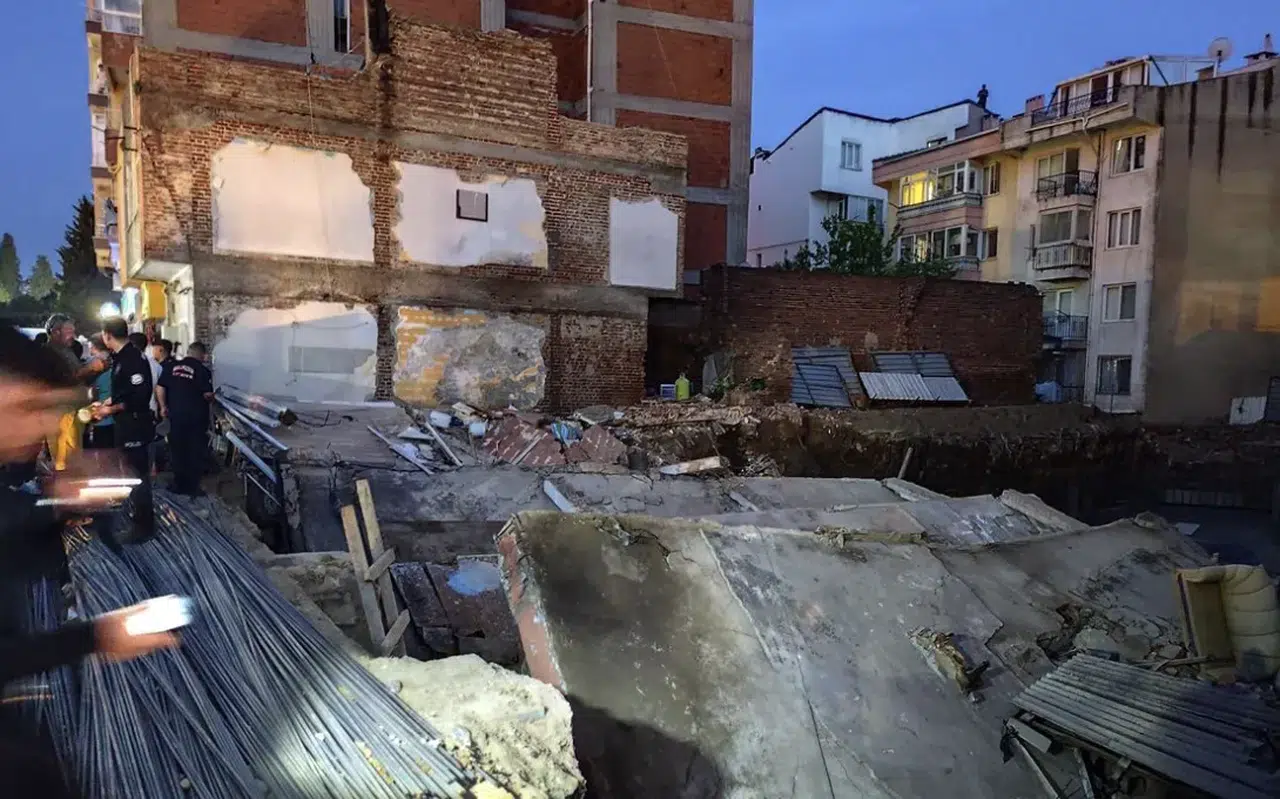 Balıkesir’de temel kazısı sırasında 3 katlı bina yıkıldı