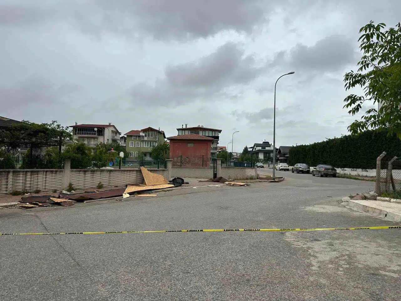 Uşak’ta kuvvetli fırtına: Ağaçlar devrildi, çatılar uçtu