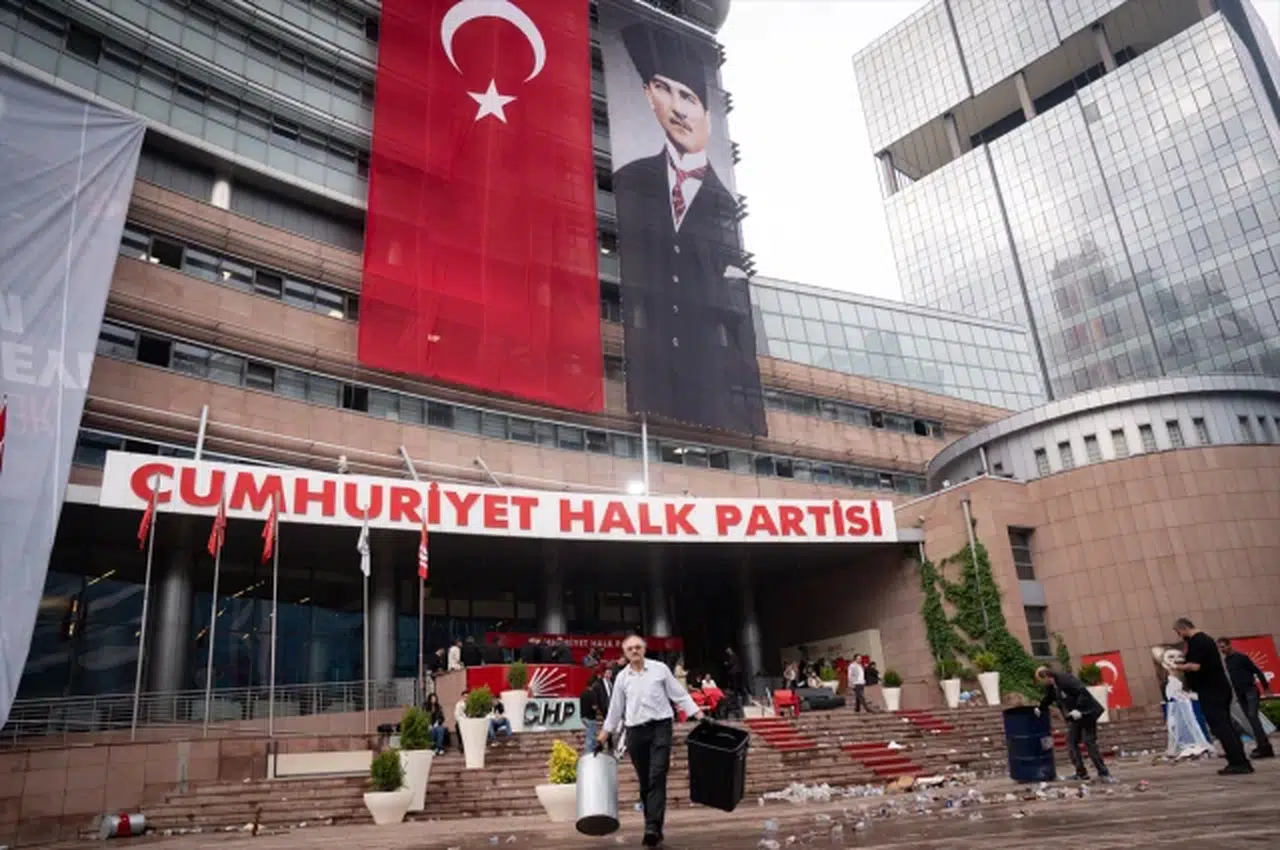 CHP’de yeni dönem resmen başladı! Kurultay kararı parti binasına asıldı