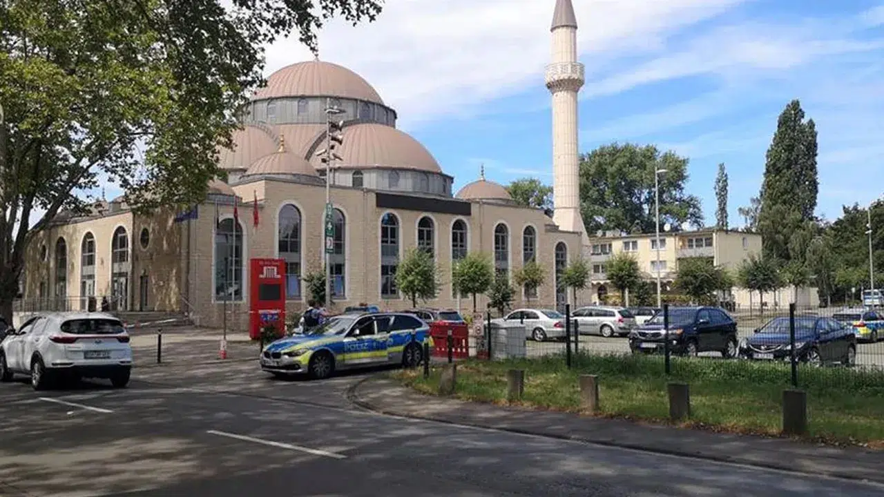 Almanya’da camiye saldırı: Hilal sembolüne domuz başı bırakıldı