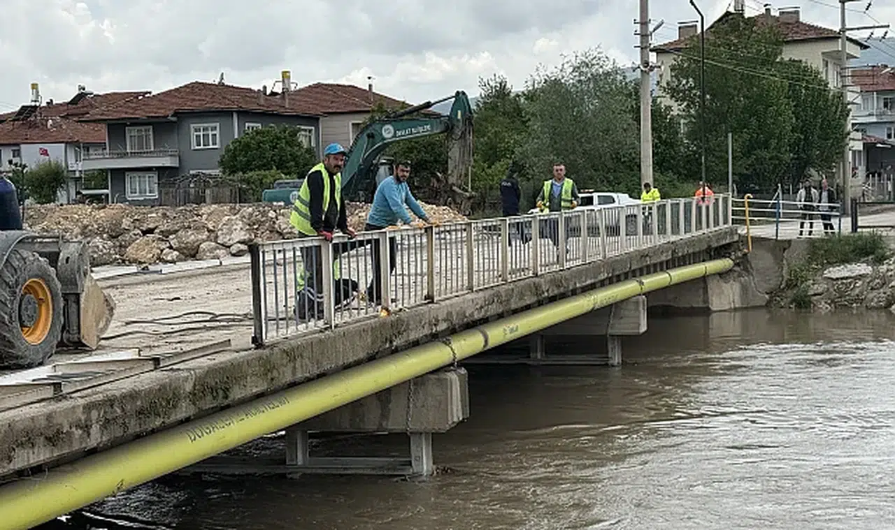 Tokat’ta taşkın alarmı: Su yükseldi, köprüler söküldü